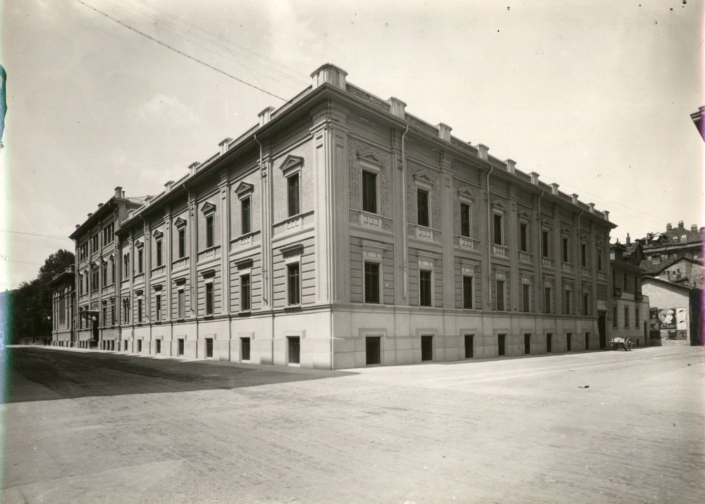 Torino- Palazzo Dell'azienda Elettrica Municipale (aem), Via Bertola Angolo Via San Dalmazzo, Vista Da Sud Est; 1928; stampa alla gelatina bromuro d'argento; 169X230
