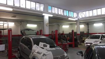 Interno dell'officina della Carrozzeria Leocata Lucas